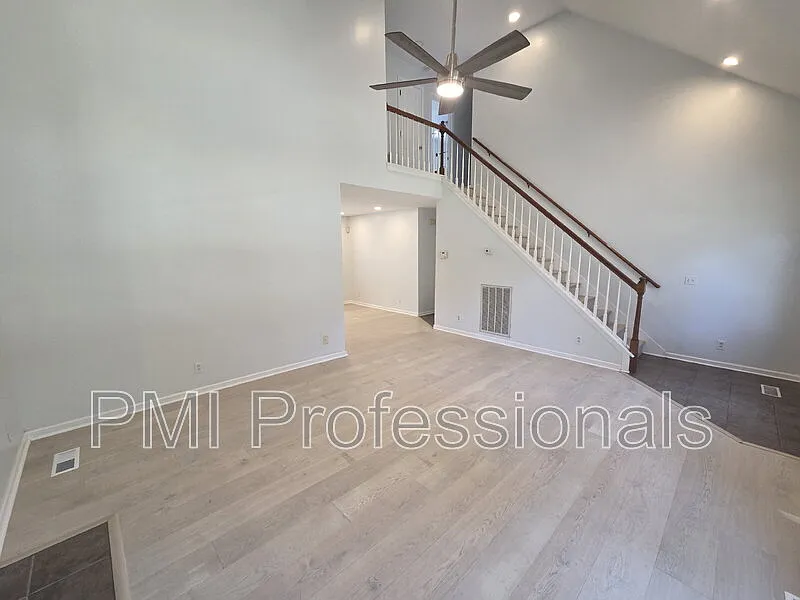 3 bed, 2.5 bath, 1893 sqft, $2,299 — Photo 3