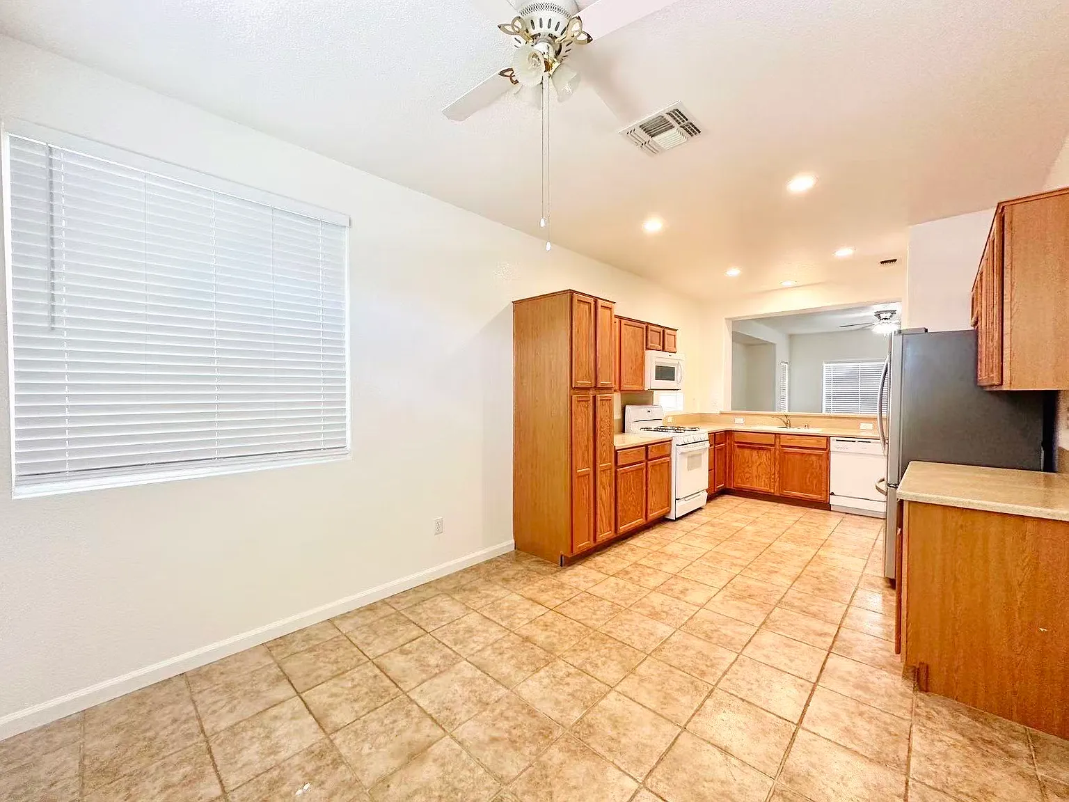3 bed, 1457 sqft, $2,550 — Photo 3