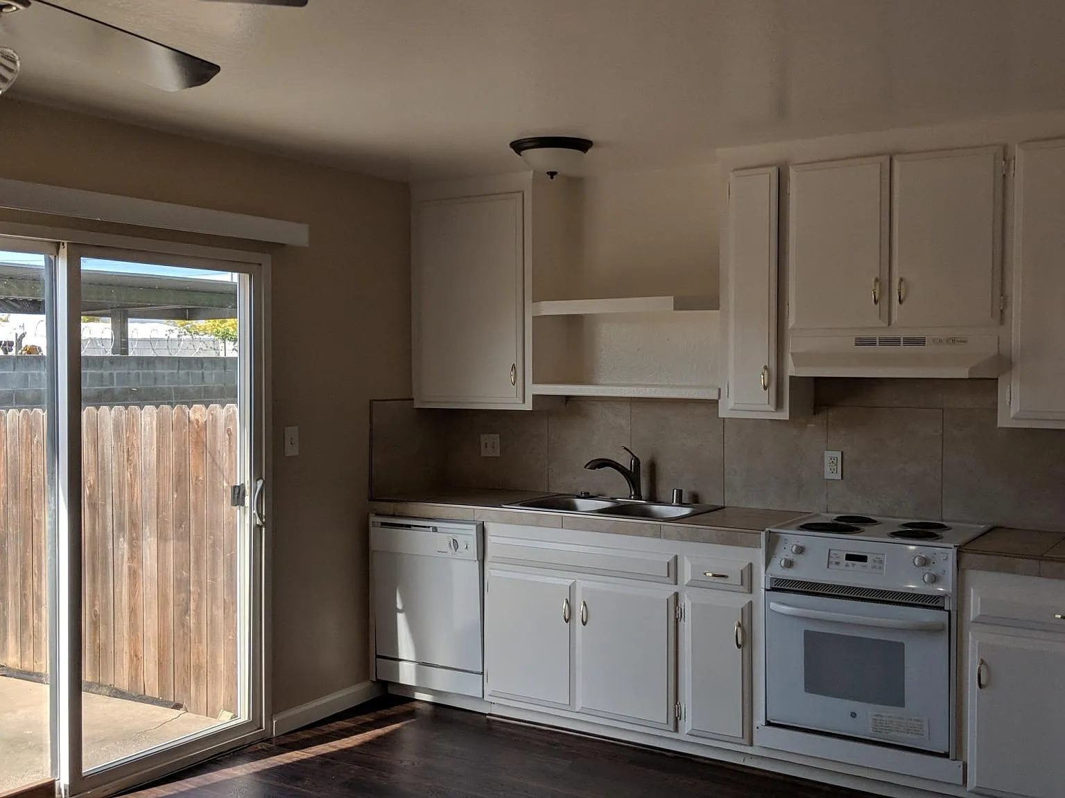2 bed, 1000 sqft, $1,925 — Photo 2