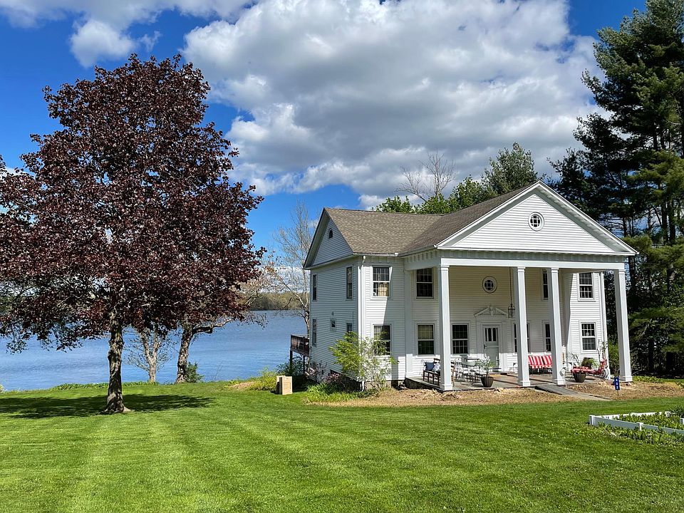 The house with the lake in the background in an idyllic setting.