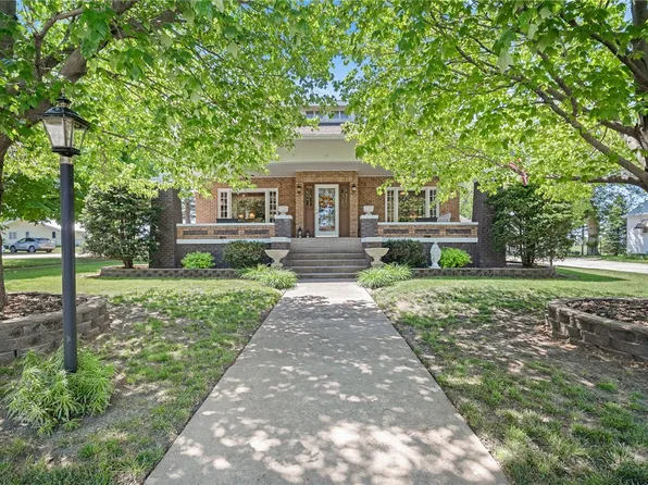 400 Summit Ave, Farnhamville, IA 50538