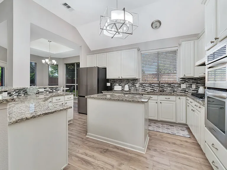 8412 Pioneer Dr — Photo 12