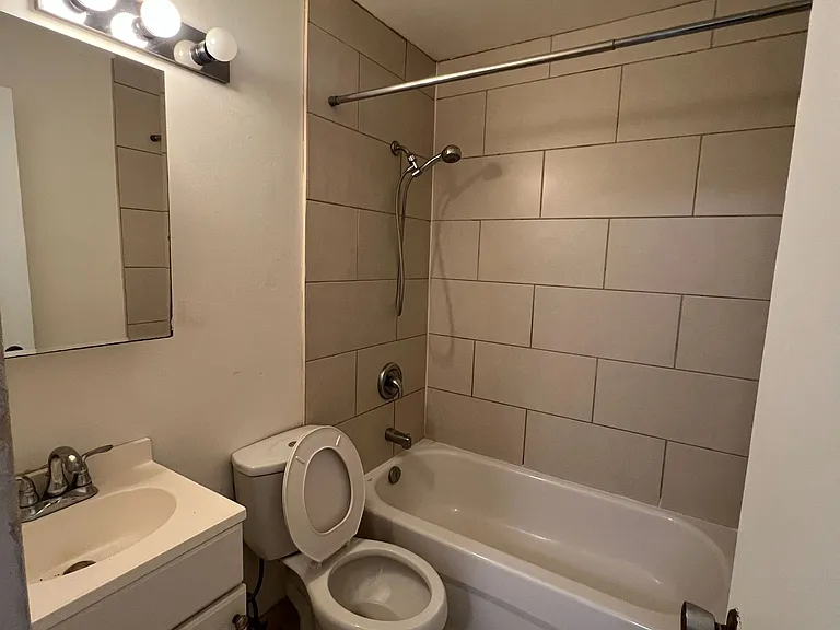 1087 Bloor St W #201 — Photo 7