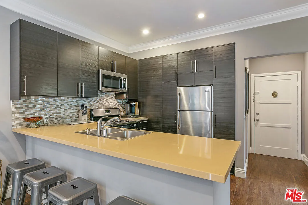 2 bed, 1.0 bath, 900 sqft, $2,695 — Photo 3