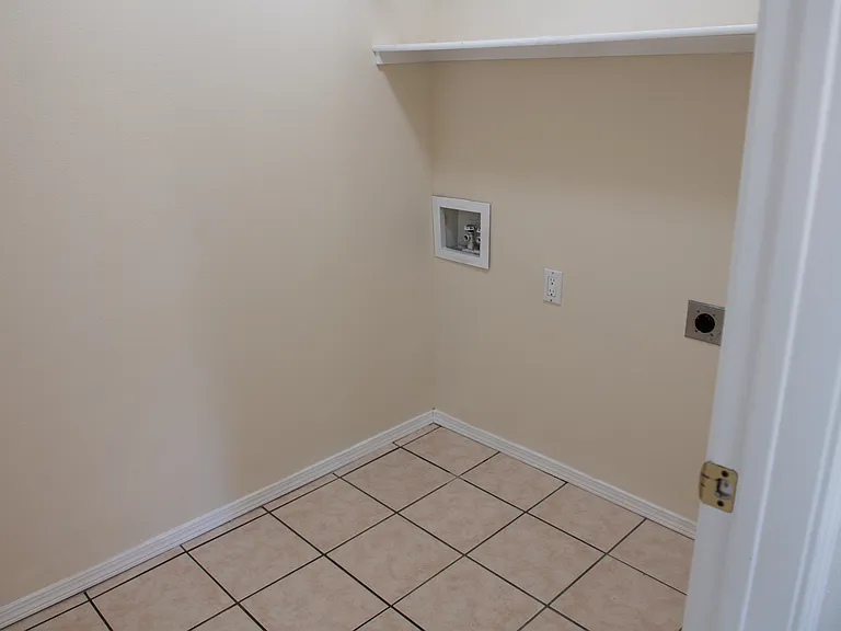 1481 Fredonia St — Photo 13