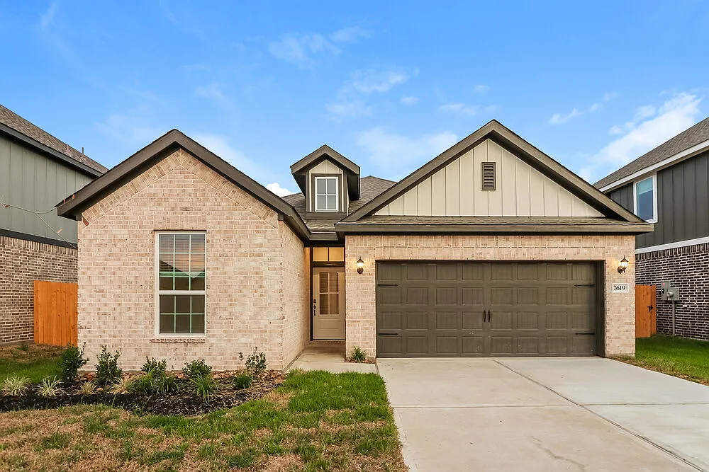 3 bed, 2.0 bath, 1420 sqft, $1,815 — Photo 1
