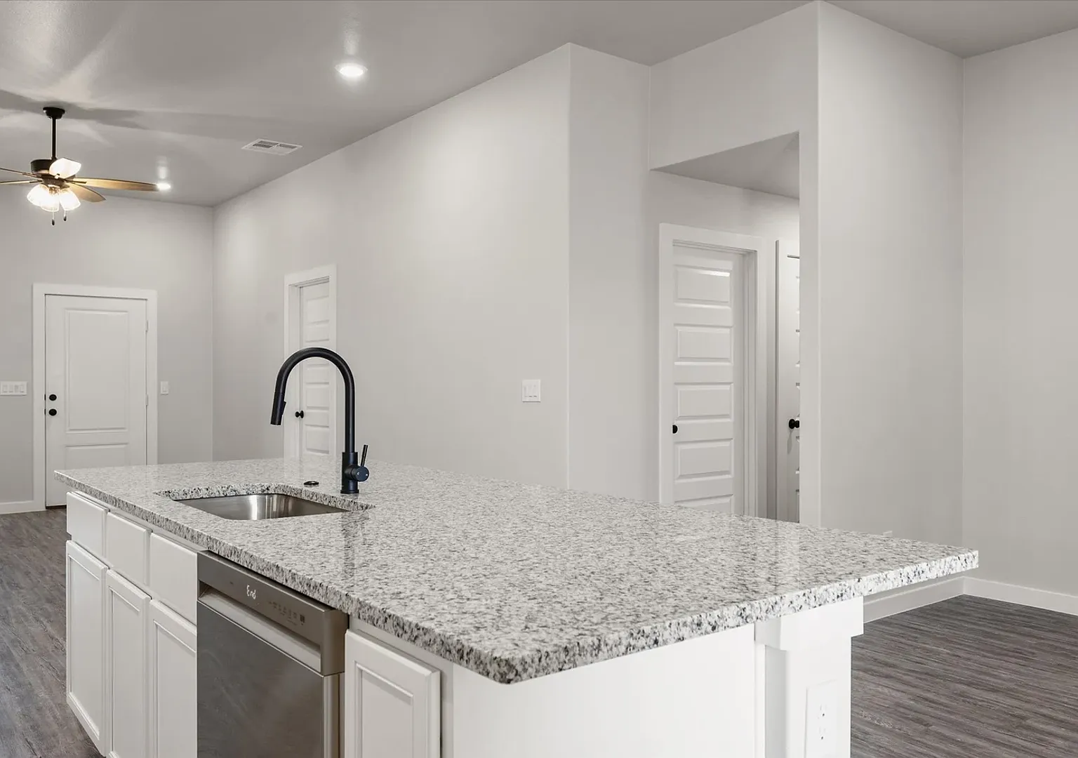 Bring your suit case, we'll handle the rest! Fully furnished in Upland West! — Photo 3