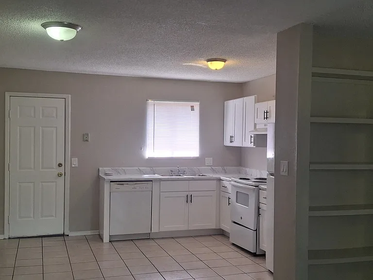 4607 W Jackson St — Photo 7