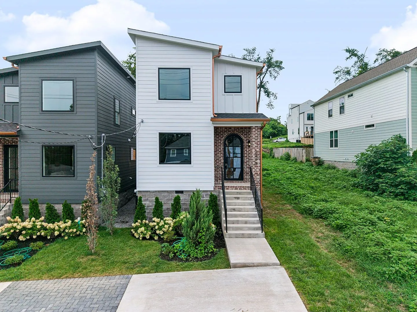 Modern Living & Downtown Skyline Views! — Photo 4
