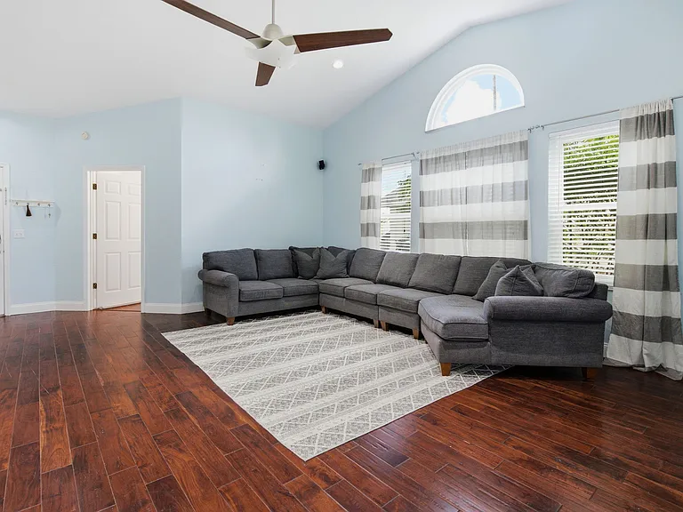 12118 Dickenson Ln — Photo 4