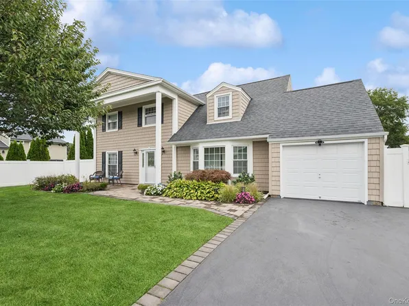 181 Cirrus Road, Holbrook, NY 11741