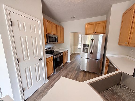 2nd image of 9 Bluff Ridge Ct