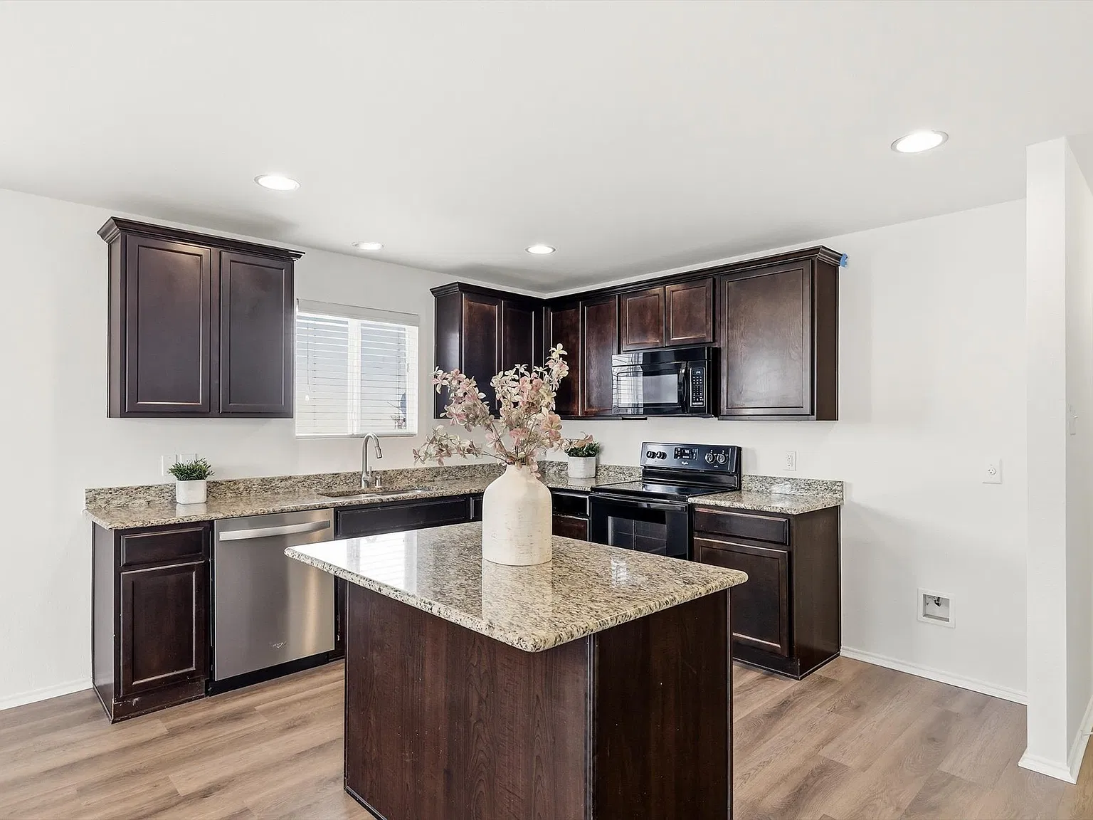 3 bed, 1753 sqft, $2,150 — Photo 3