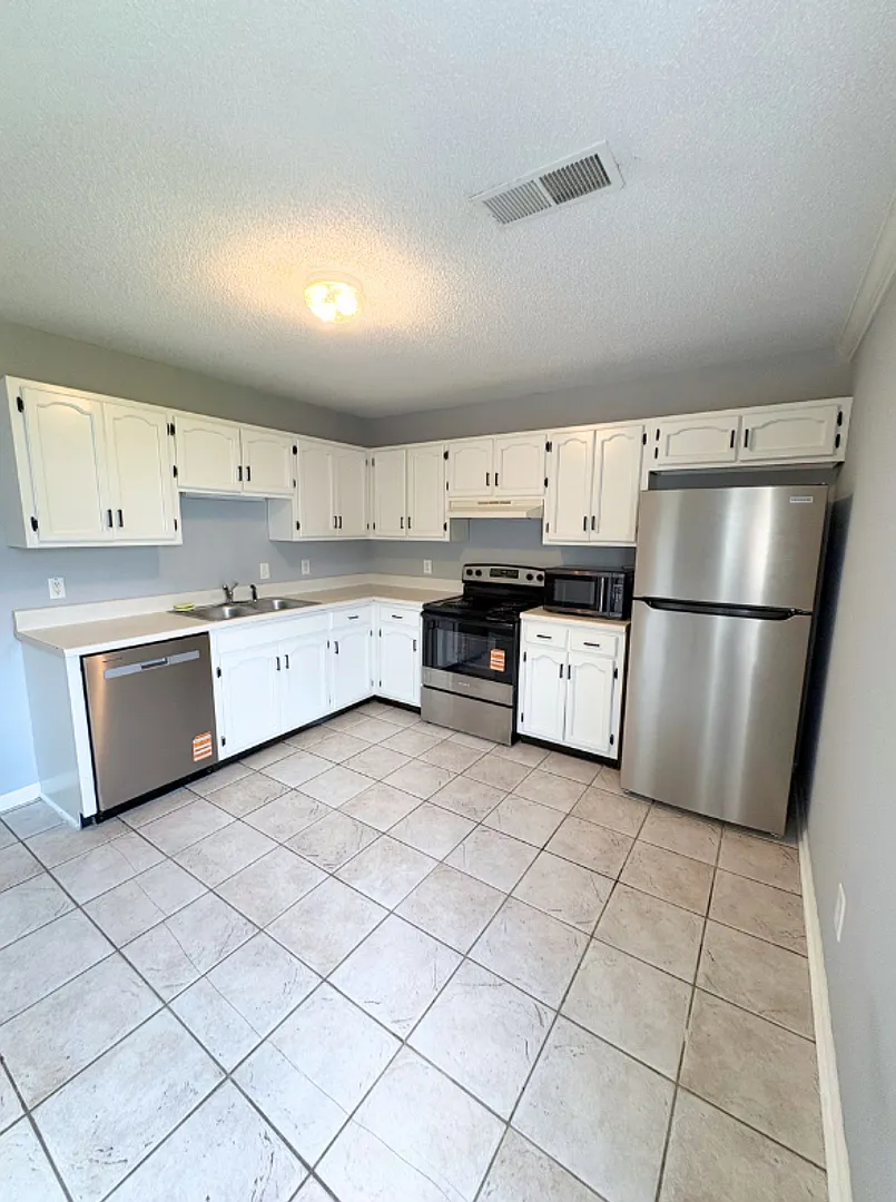3455 Hedge Dr — Photo 2
