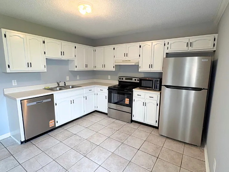 3455 Hedge Dr NE — Photo 2