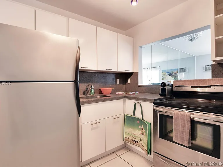 1441 Lincoln Ct — Photo 9