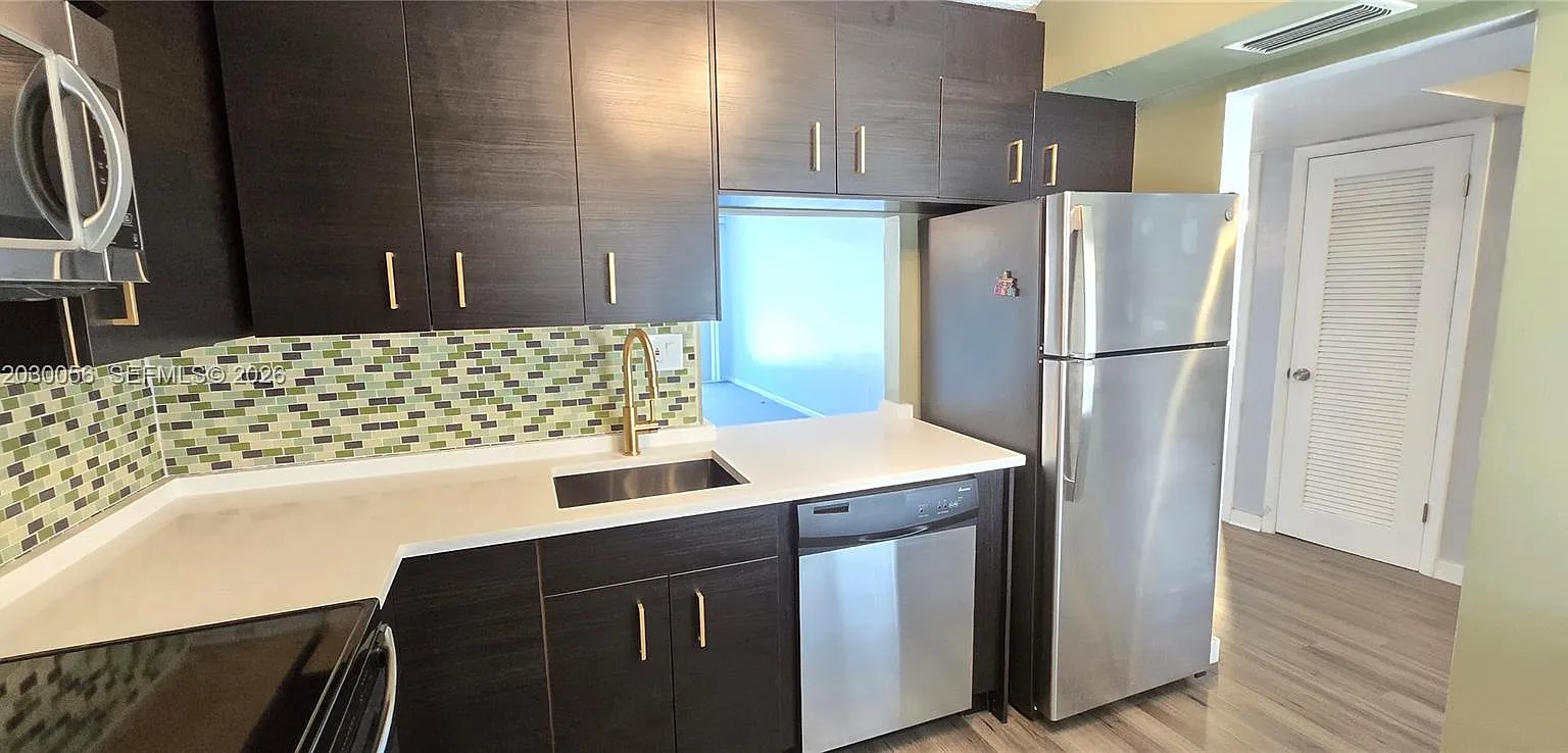 Rolling Green Condo G — Photo 2