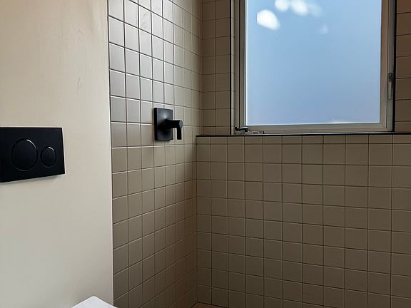 3rd image of 1802 3/4 Lucretia Ave