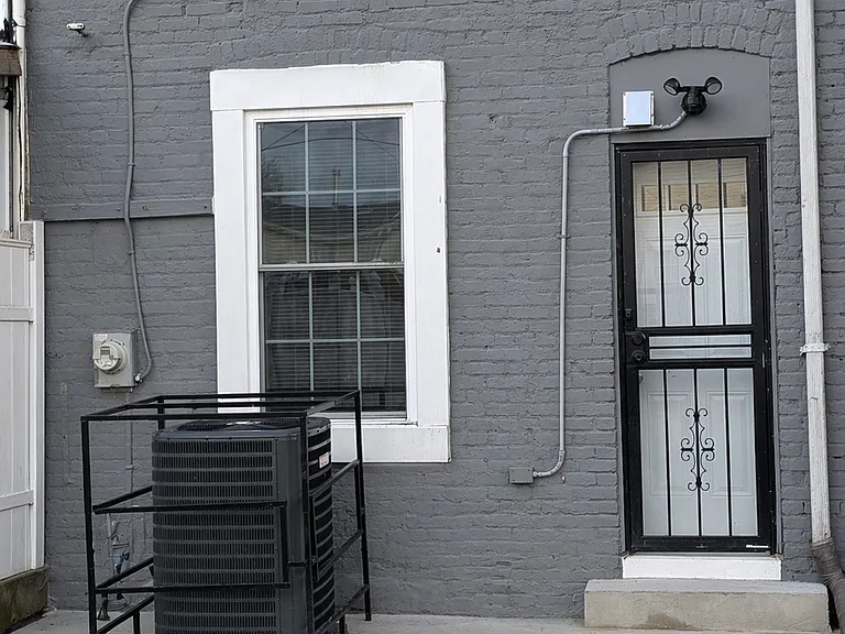 1726 Carswell St — Photo 40