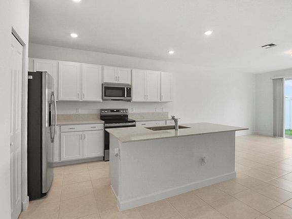 5th image of 640 SE Lake Falls Street