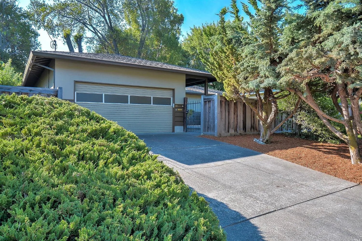 3 bed, 1362 sqft, $5,200 — Photo 1