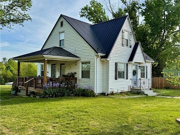 3rd image of 61 Mohawk Rd