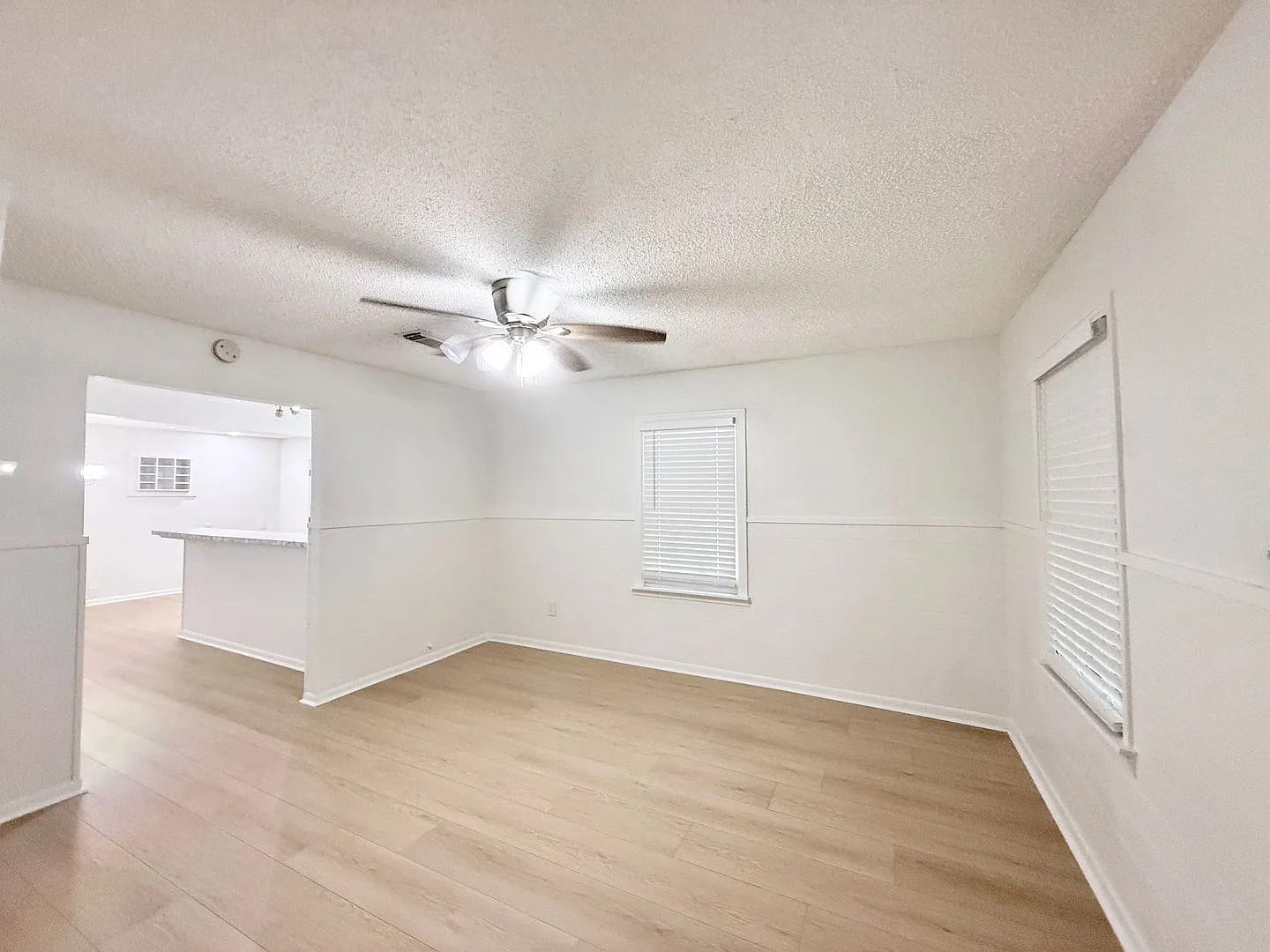 Adorable 2/1/1 Cottage in Angleton!! — Photo 3