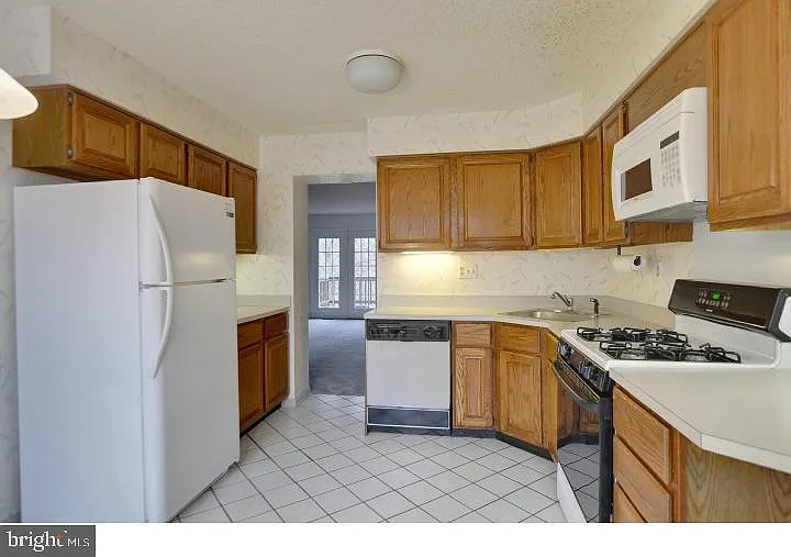 3 bed, 2.5 bath, 1896 sqft, $2,950 — Photo 3