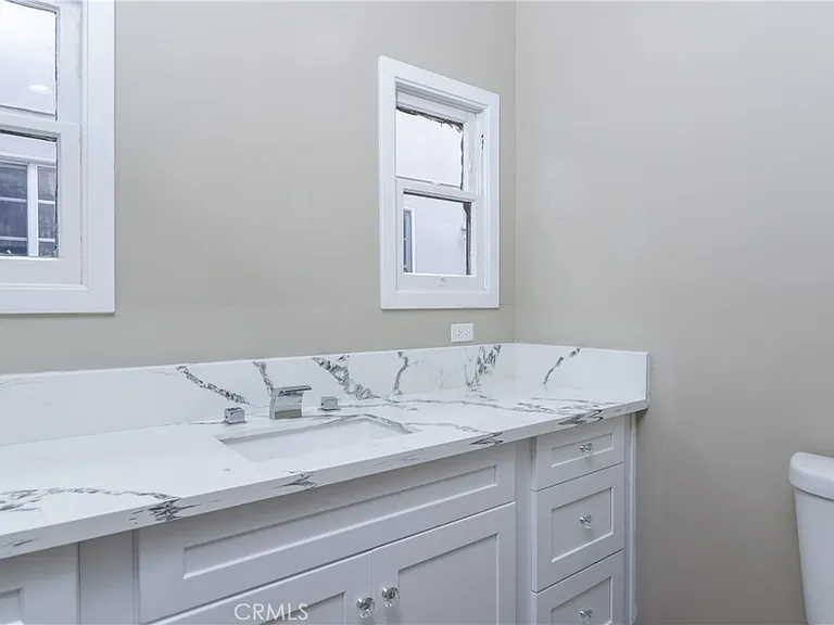 226 S Rexford Dr — Photo 25