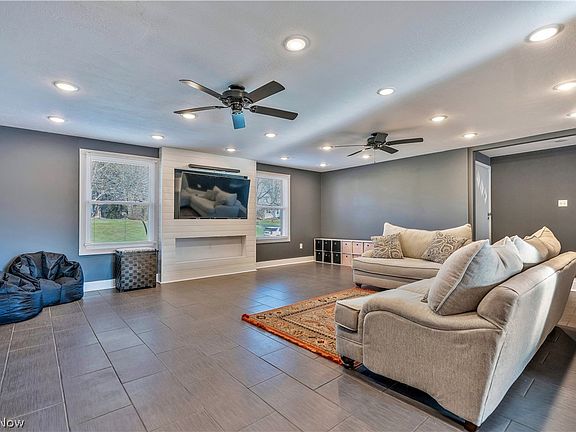 3rd image of 6116 Melody Rd NE