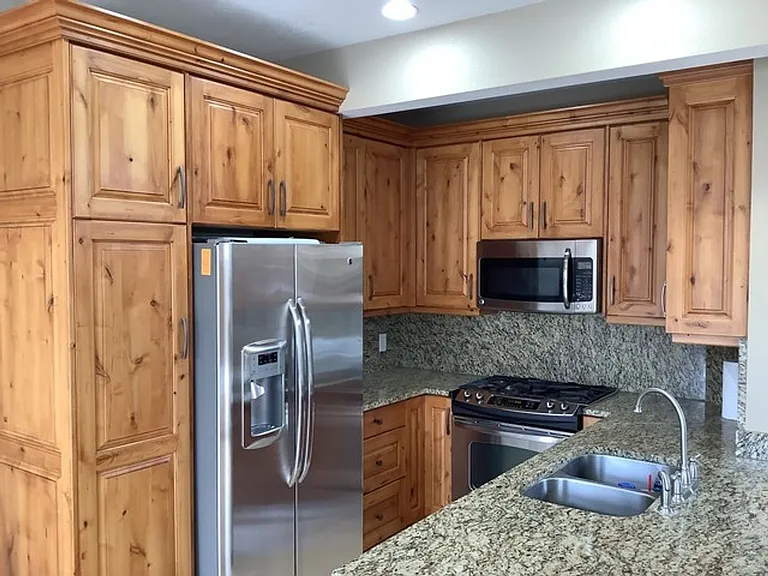 1054 Lincoln Ln — Photo 2