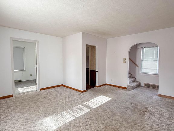 4th image of 820 W 1st St