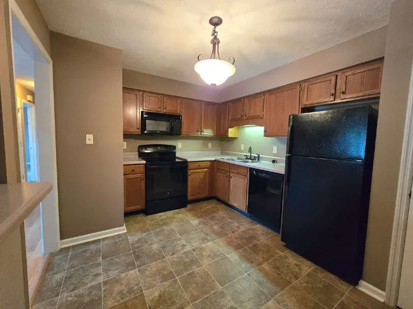 2 bed, 1.0 bath, 975 sqft, $925, 277 E Dunbar Cave Rd, Clarksville, TN 37043