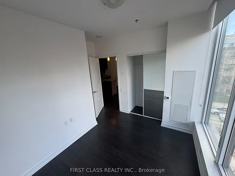 203 College St #407 — Photo 10
