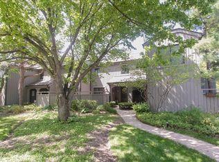 196 Shoreline Rd, Lake Barrington, IL 60010