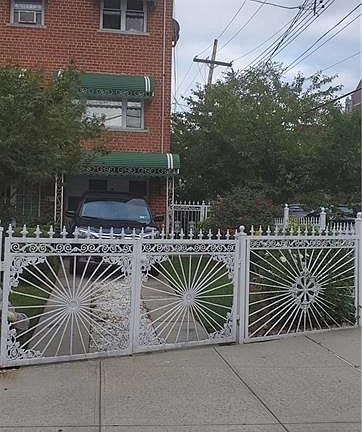 2nd image of 3850 Barnes Ave
