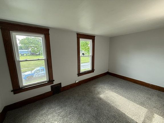 3rd image of 433 Logan Ave NE