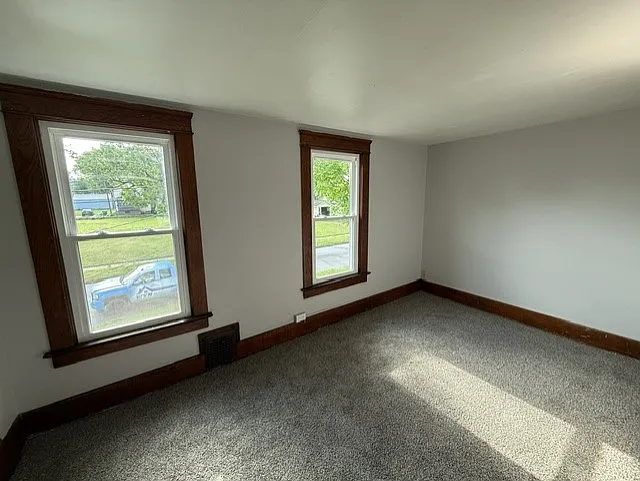 433 Logan Ave NE — Photo 3