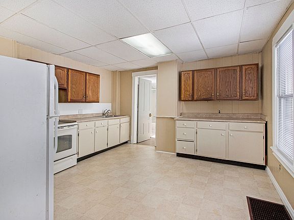 3rd image of 2032 S Burdick St #1