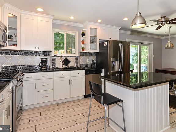 3rd image of 5118 Gainsborough Dr