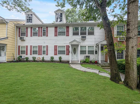 1108 Towne House Village, Hauppauge, NY 11749