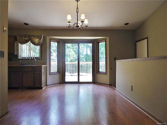 4th image of 9204 Gladys Ave