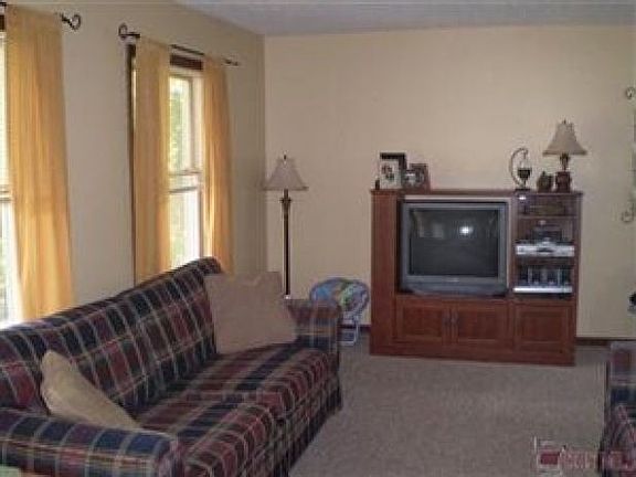 3rd image of 3945 Holiday Dr