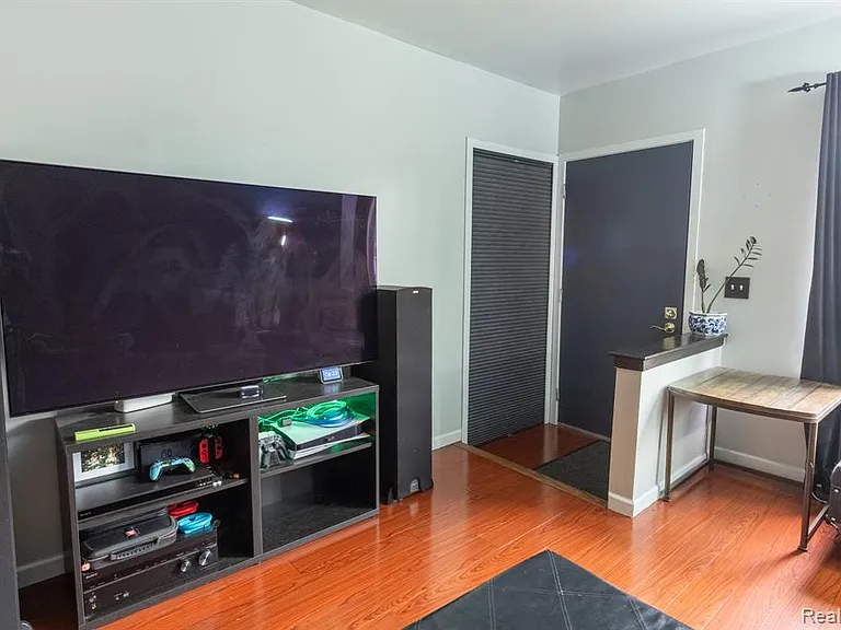 23400 Reynolds Ave — Photo 6
