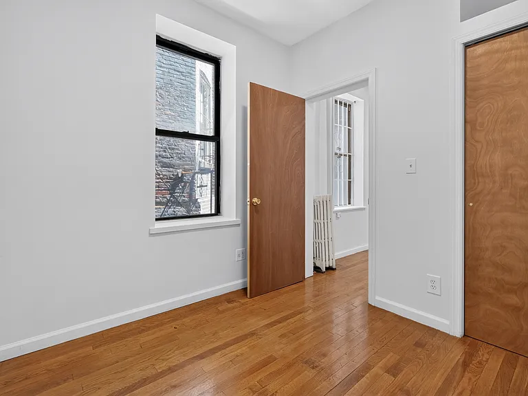 631 E 11th St #3 — Photo 1