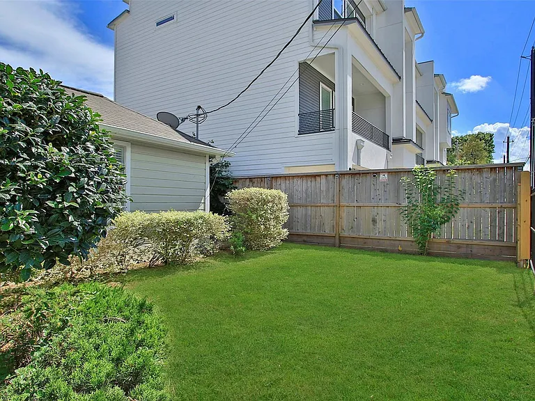 1518 Sabine St — Photo 5