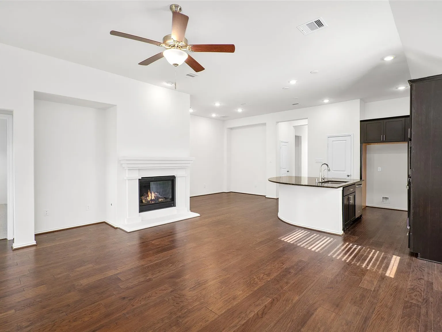 3 bed, 2.0 bath, 1756 sqft, $2,650 — Photo 4
