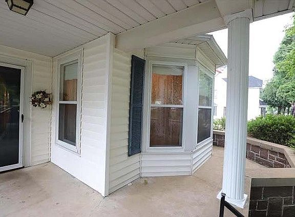 Front porch wraps around 