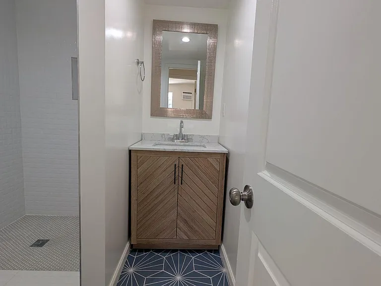 1354 W 36th Pl — Photo 9
