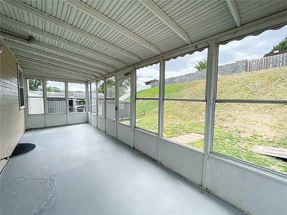 4th image of 940 Crestwood Dr